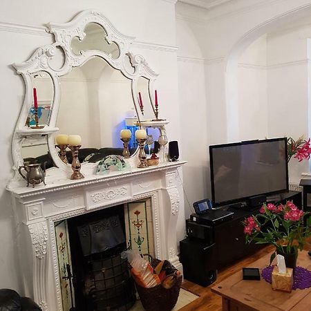 Beautiful Room In Victorian Family Home Илфорд Екстериор снимка