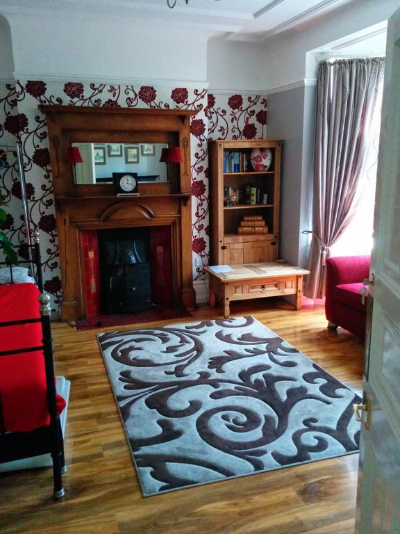 Beautiful Room In Victorian Family Home Илфорд Екстериор снимка
