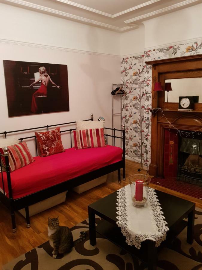 Beautiful Room In Victorian Family Home Илфорд Екстериор снимка