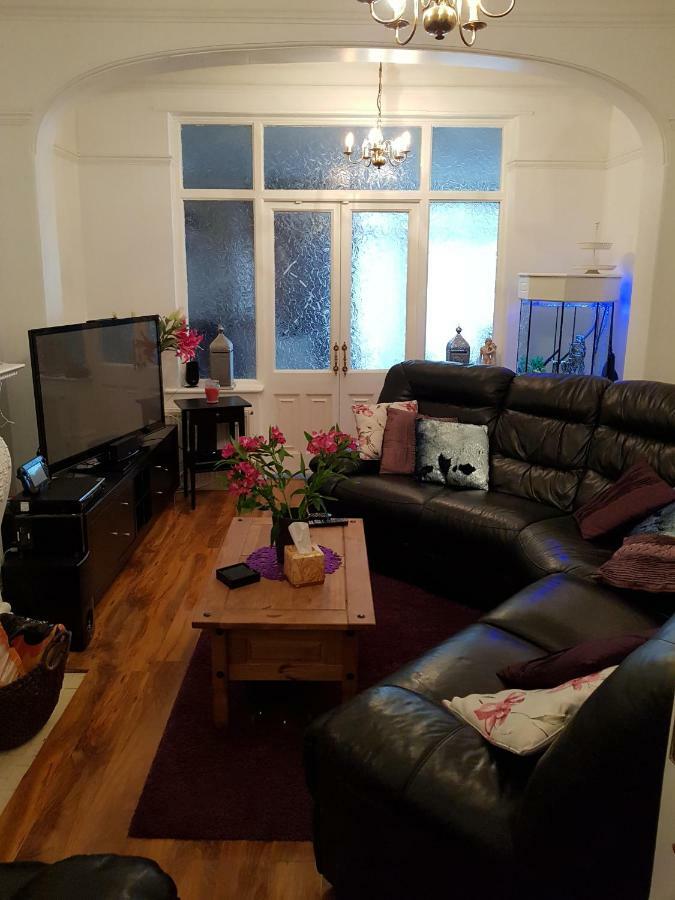 Beautiful Room In Victorian Family Home Илфорд Екстериор снимка