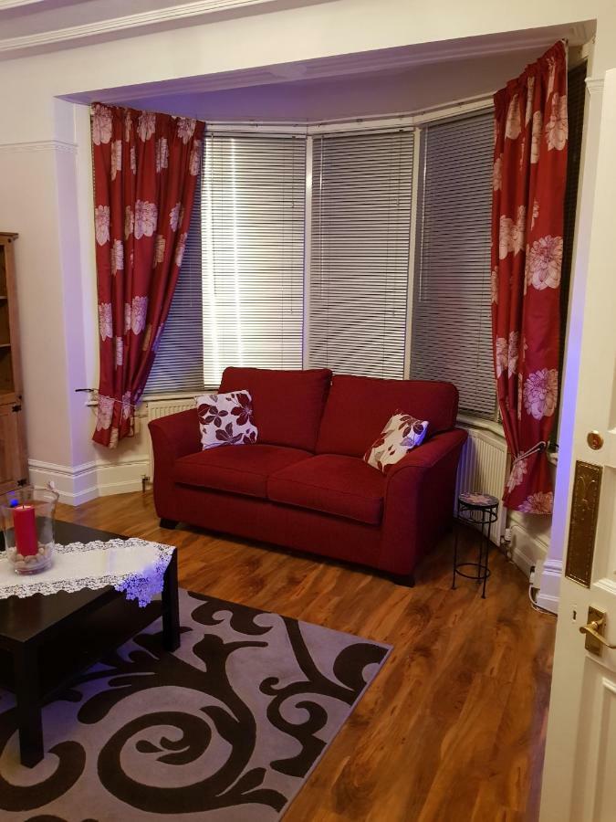 Beautiful Room In Victorian Family Home Илфорд Екстериор снимка