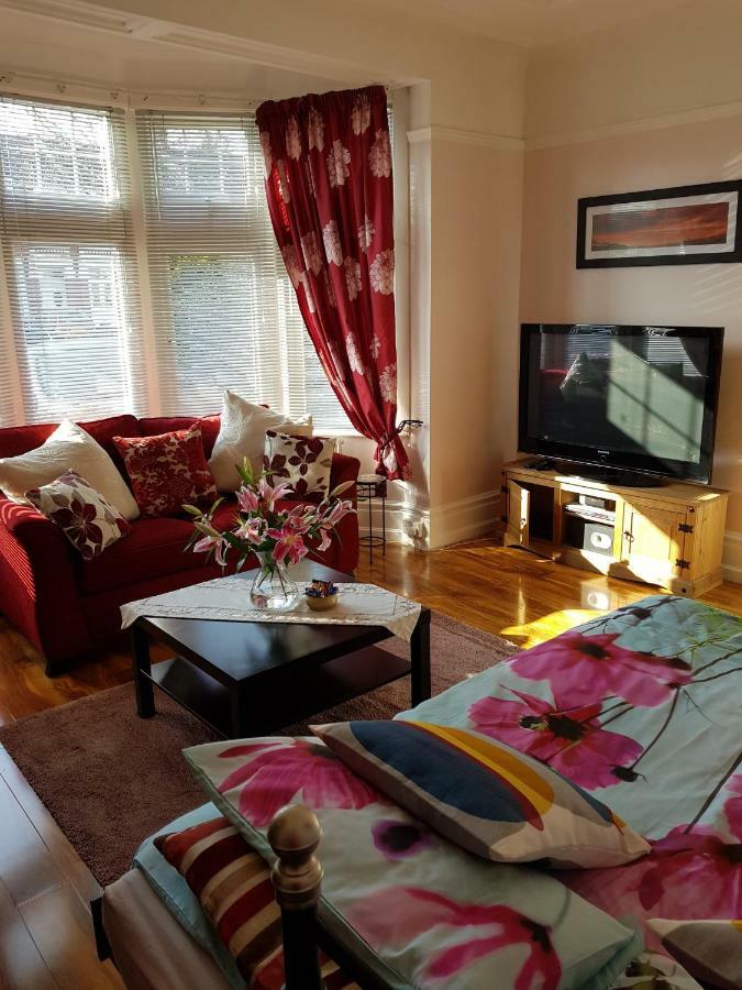 Beautiful Room In Victorian Family Home Илфорд Екстериор снимка