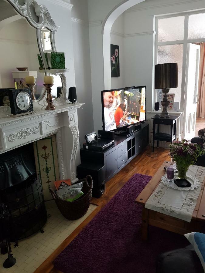 Beautiful Room In Victorian Family Home Илфорд Екстериор снимка