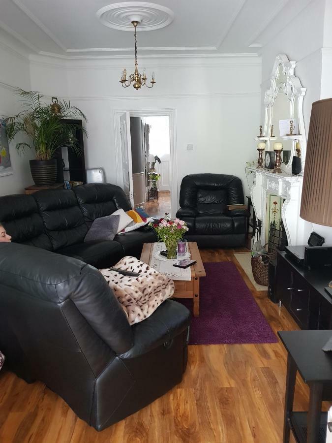 Beautiful Room In Victorian Family Home Илфорд Екстериор снимка